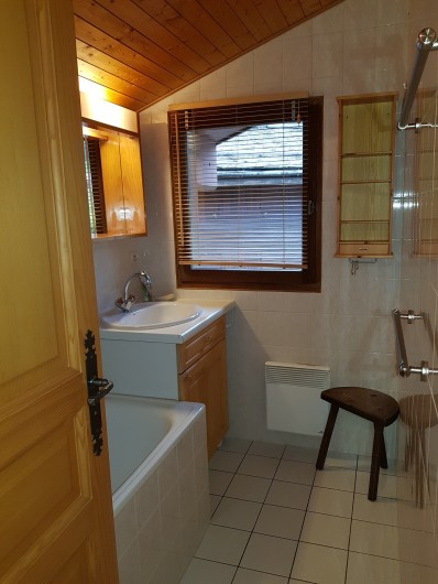 Location de vacances - Appartement à Le Grand-Bornand - Salle de bain à l' étage des chambres