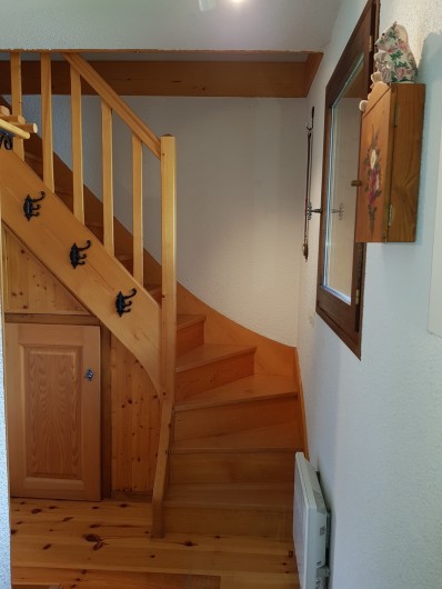 Location de vacances - Appartement à Le Grand-Bornand - Cage d'escalier pour accès à l'étage des chambres