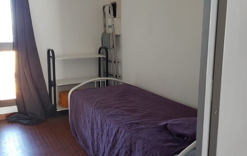 Location de vacances - Appartement à Le Barcarès - 2 lits gigognes dans l'entrée pièce fermée par une porte coulissante