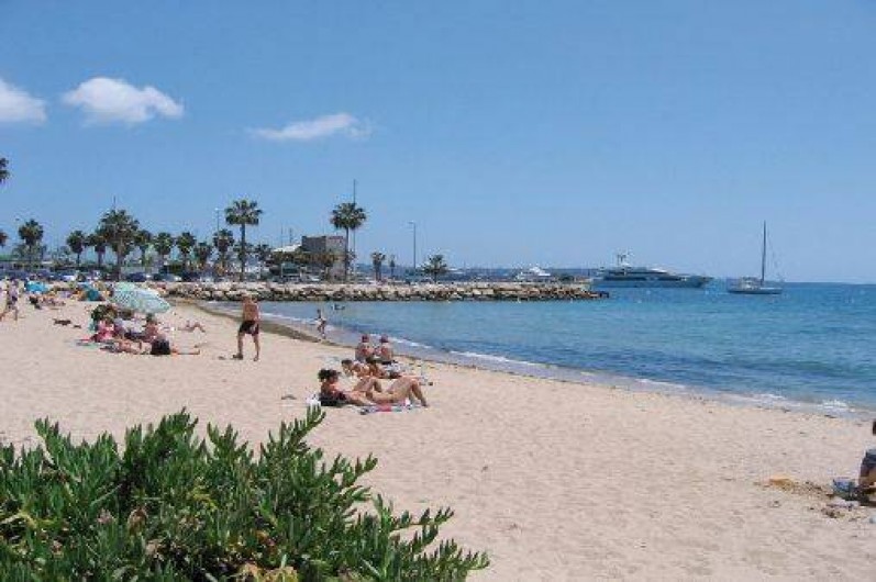 Location de vacances - Villa à Golfe-Juan - La plage de sable fin est située à 10 mn à pieds de la maison.