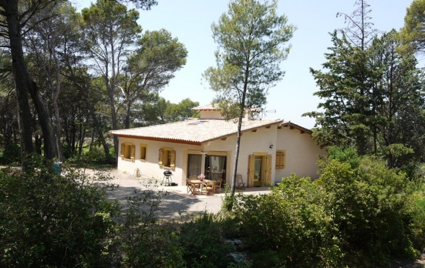 Location de vacances - Villa à Montagnac - vue villa depuis le parc