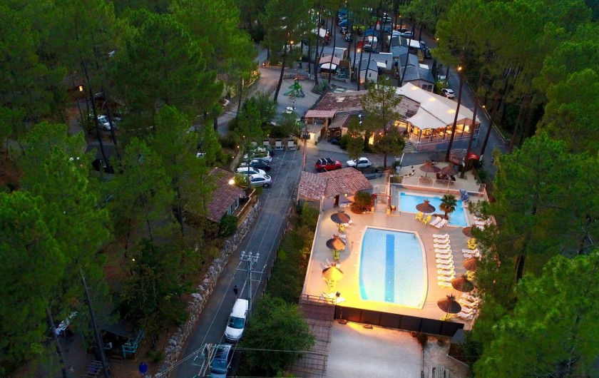 Location de vacances - Camping à Joyeuse - Vue aérienne - Nos piscines la nuit
