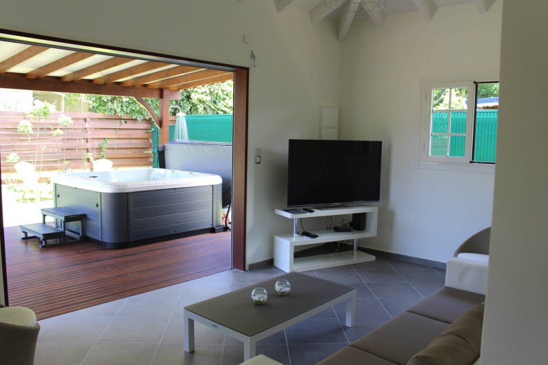 Location de vacances - Maison - Villa à Le Gosier - un Salon ouvert sur une Grande terrasse.