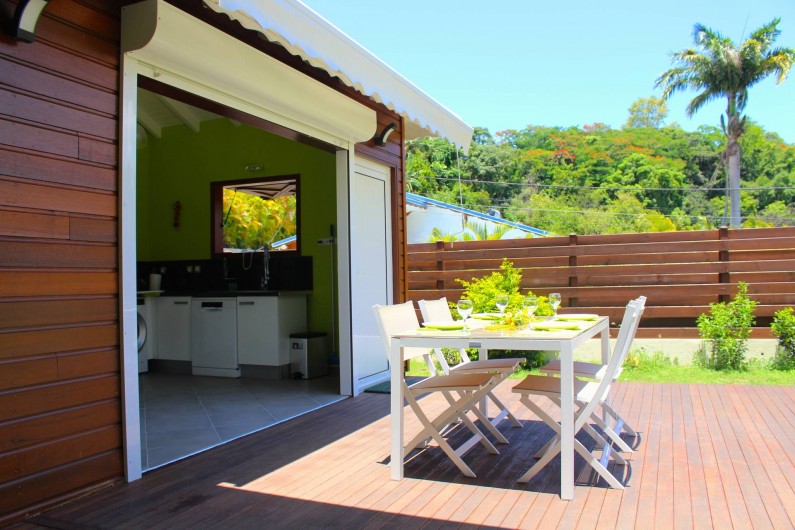 Location de vacances - Maison - Villa à Le Gosier - Déjeuner plein soleil  sur la terrasse