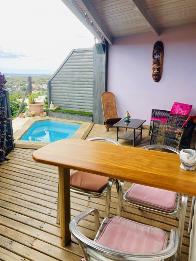 Location de vacances - Bungalow - Mobilhome à L'Étang-Salé - TERRASSE MINI COIN SALON ET SALLE A MANGER