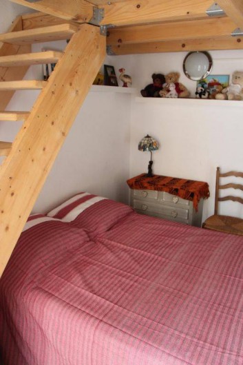 Location de vacances - Appartement à Hyères - Chambre avec lit en 140/200