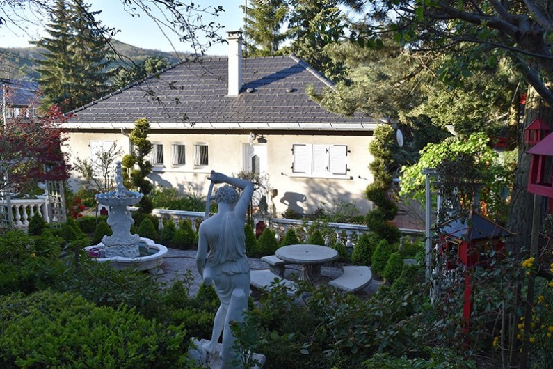 Location de vacances - Villa à Pierre-Châtel - Entrée du gîte et jardin romantique