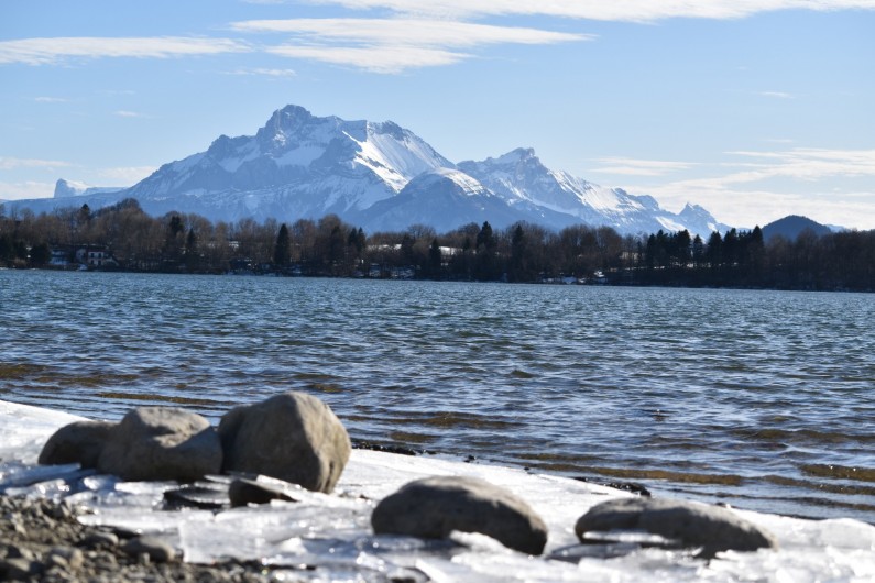 Location de vacances - Villa à Pierre-Châtel - Lac de petitchet au printemps avec la glace et l'Obiou