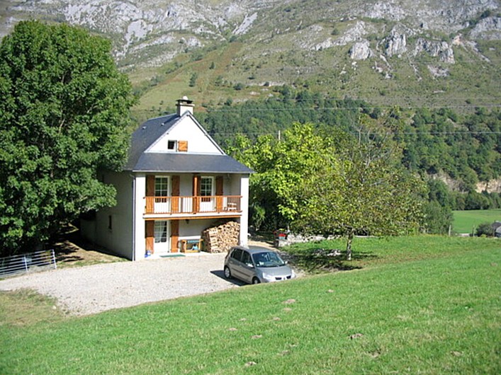 Location de vacances - Gîte à Sainte-Marie de Campan - le parking privé est devant le gîte, face à la montagne