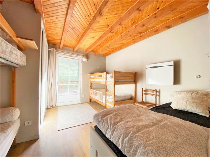 Location de vacances - Gîte à Sainte-Marie de Campan - la chambre beige, ses 2 x 2 lits superposés et son lit gigogne (en 80 ou 160)