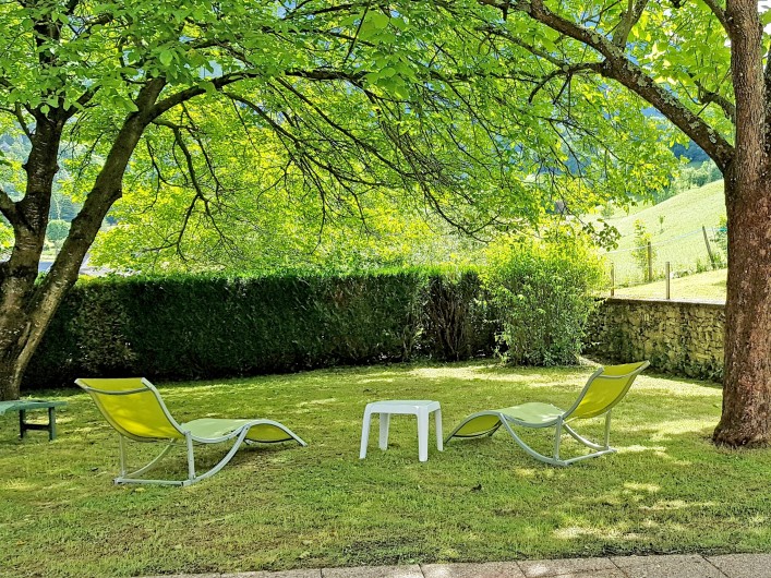 Location de vacances - Gîte à Sainte-Marie de Campan - le jardin d’agrément en prolongement de la terrasse: transats, détente....