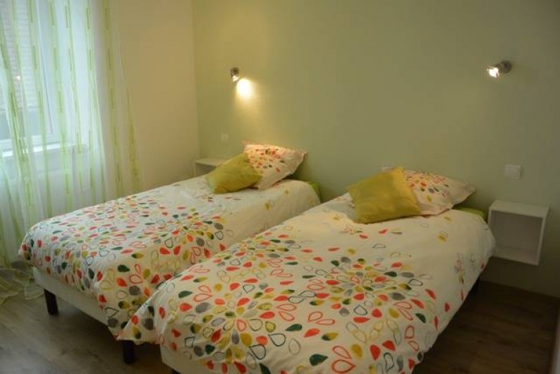 Location de vacances - Appartement à Kaysersberg - chambre avec 2 lits de 90 une armoire