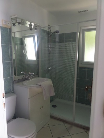 Location de vacances - Villa à Châtelaillon-Plage - Salle d'eau en RdC avec douche de 1,4 x 0,8m, meuble vasque et WC