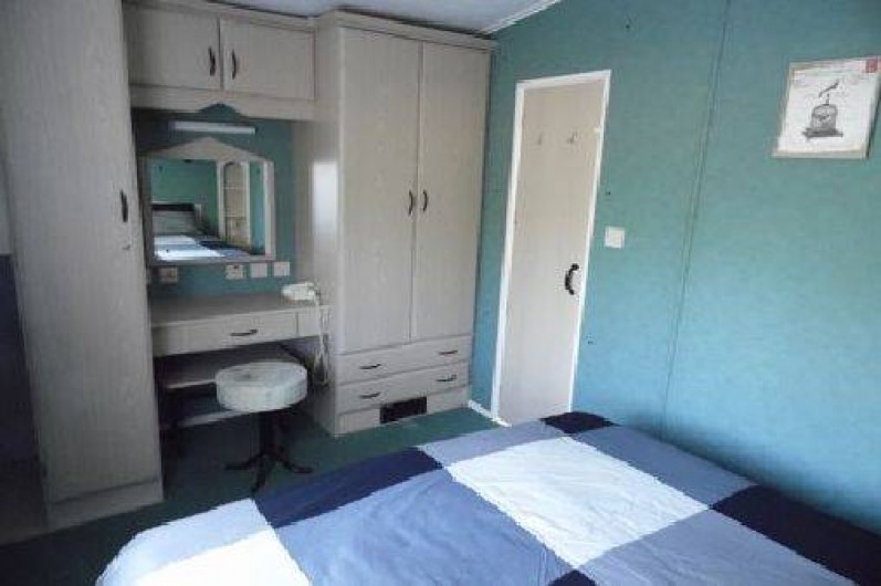 Location de vacances - Camping à La Palmyre - Chambre parentale : nombreux placards + place pour lit bébé