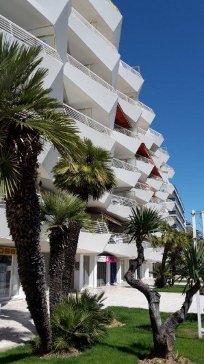 Location de vacances - Appartement à Cagnes-sur-Mer - Façade & jardins de l'immeuble.