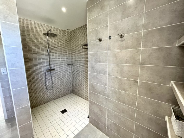 Location de vacances - Villa à Pernes-les-Fontaines - Espace douche de la salle d'eau accessible aux personnes à mobilité réduite