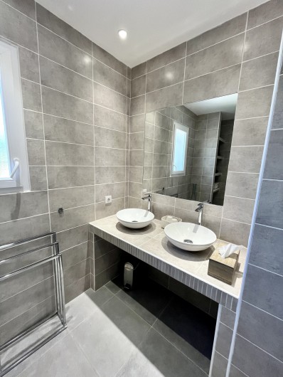 Location de vacances - Villa à Pernes-les-Fontaines - Salle d'eau avec double vasque accessible aux personnes à mobilité réduite