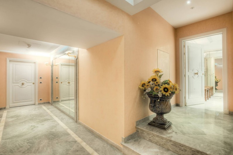 Location de vacances - Appartement à Cannes - Couloir d'entrée de l'appartement au PALAIS MIRAMAR