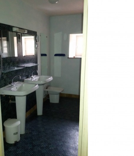 Location de vacances - Château - Manoir à Tréguier - salle d'eau avec douche et double lavabo