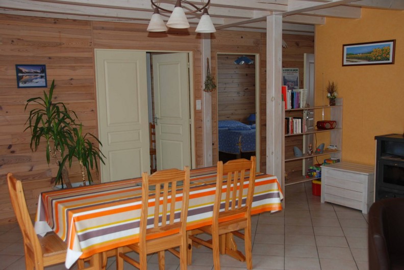 Location de vacances - Chalet à Saint-Léonard - Coin repas, avec aperçu des 2 chambres