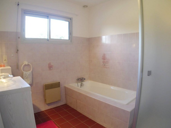 Location de vacances - Maison - Villa à Fouesnant - SdBains avec baignoire, douche et une vasque. WCs séparés au RdCh
