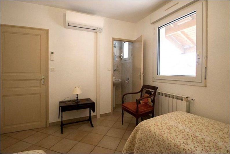 Location de vacances - Gîte à Millau - Chambre 2 lits simple avec lavabo et douche indépendants.