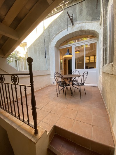 Location de vacances - Appartement à Villeneuve-lès-Avignon - Terrasse coin repas à l'abri de la chaleur donnant sur le cloitre