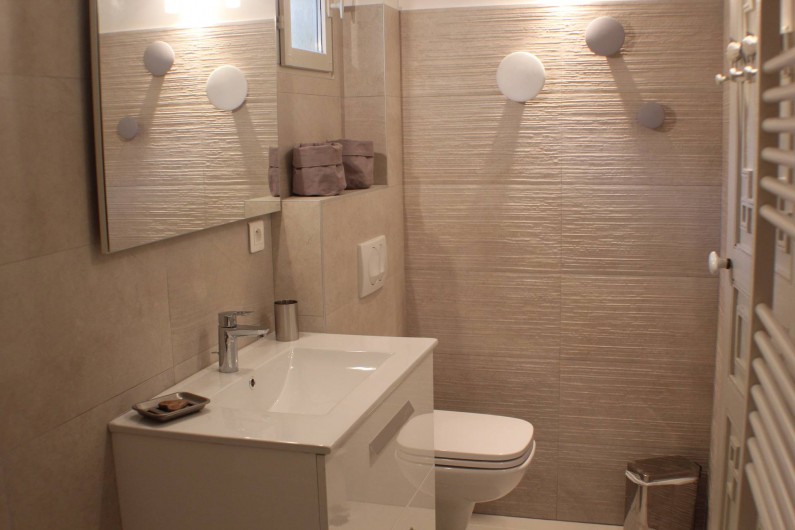 Location de vacances - Villa à Porto-Vecchio - salle de bain pour la chambre du bas