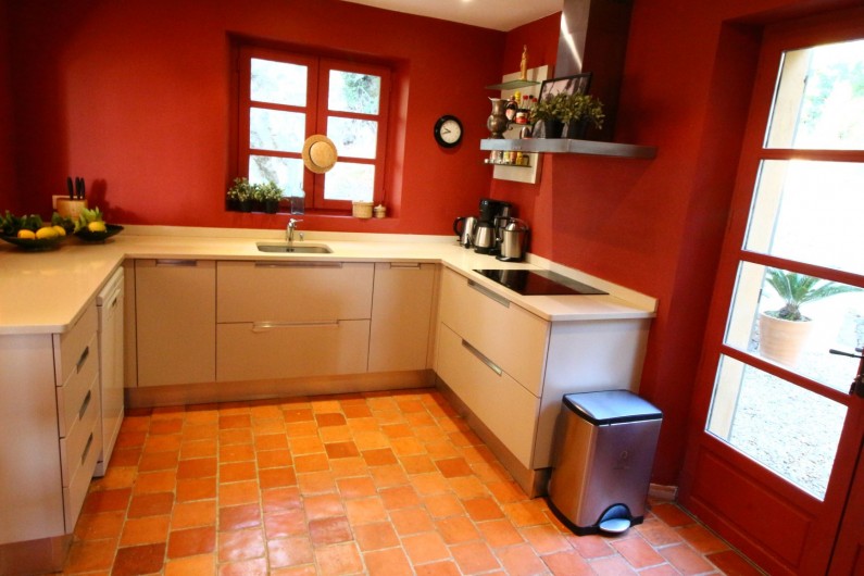 Location de vacances - Mas à Sanary-sur-Mer - cuisine tout équipée ;  lave vaisselle , micro- onde,  plaques electriques ect