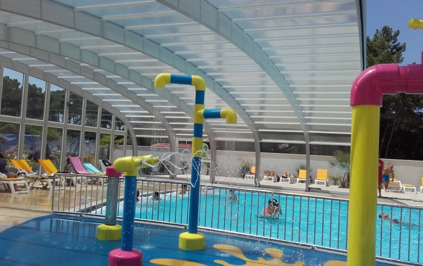 piscine couverte avec jet d'eau et balnéo