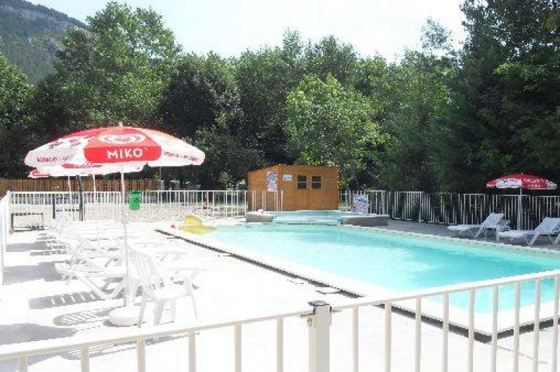 Location de vacances - Camping à Barjac - Piscine et Pataugeoire chauffées en juin juillet et aout