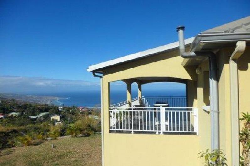 Location de vacances - Villa à Trois Bassins - côté de la villa avec vue panoramique sur lagon