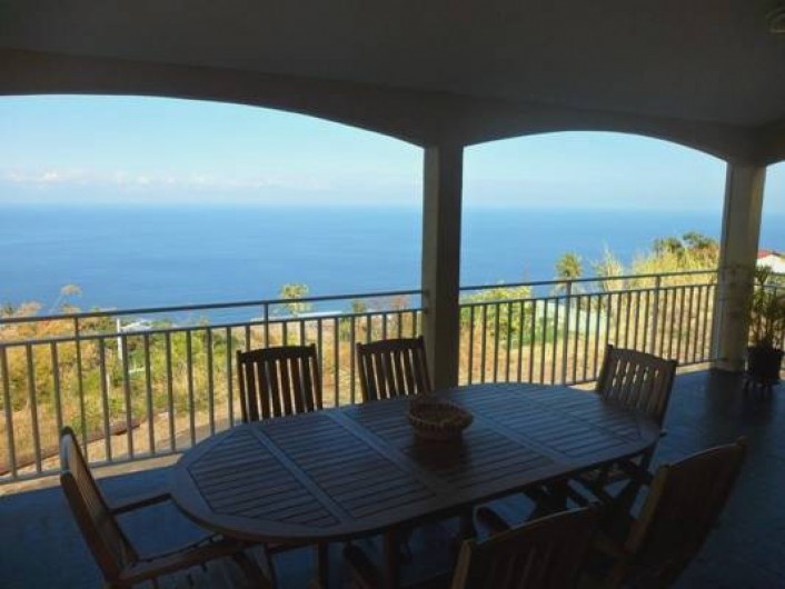 Location de vacances - Villa à Trois Bassins - Grande terrasse vue sur le lagon avec salon en teck