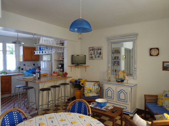 Location de vacances - Villa à Quiberon - vue pièce principale avec cuisine ouverte