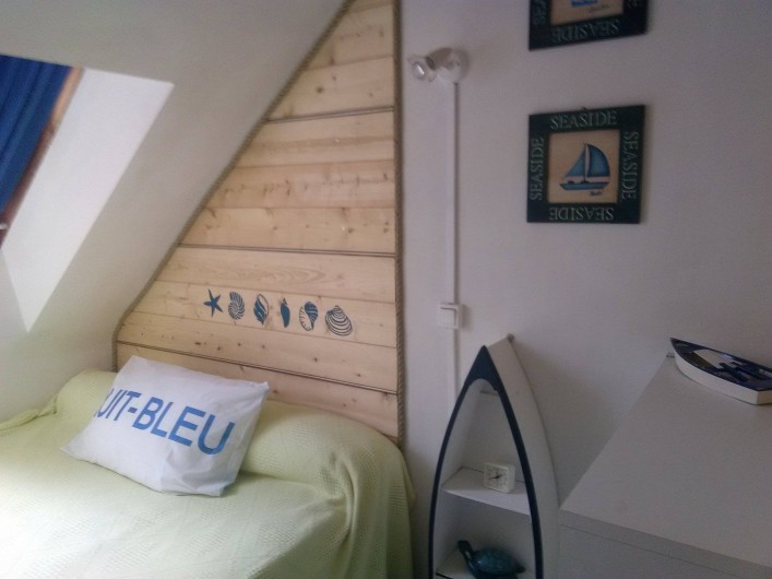Location de vacances - Villa à Quiberon - 1er étage : petite chambre, côté jardin,  (1 lit double)