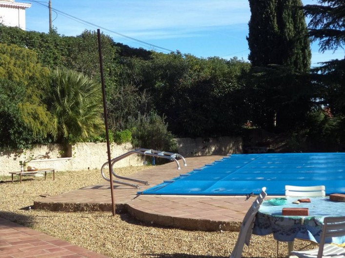 Location de vacances - Villa à Mandelieu-la-Napoule - la piscine de plein pieds devant séjour et cuisine l'hiver