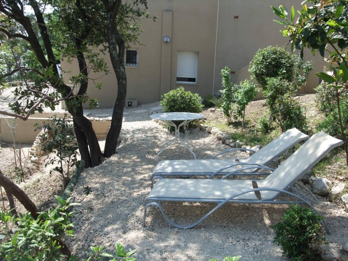 Location de vacances - Appartement à Villeneuve-lès-Avignon - Le jardin privatif où donne la chambre (voir fenêtre)