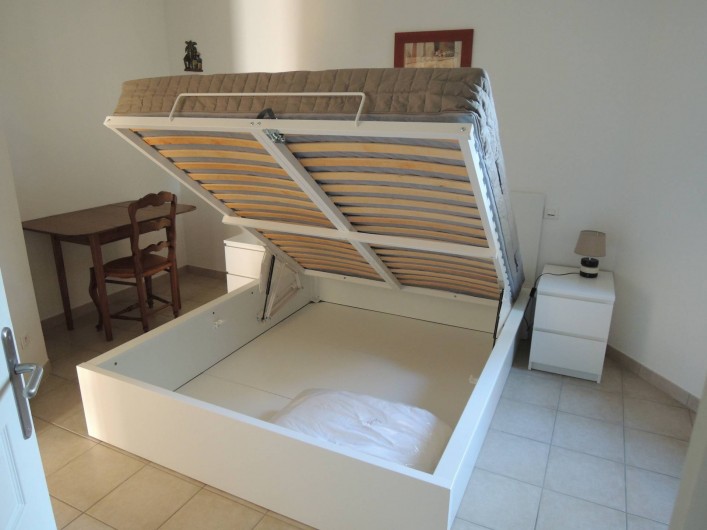 Location de vacances - Appartement à Villeneuve-lès-Avignon - Le lit et ses rangements