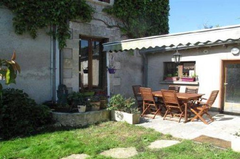 Location de vacances - Maison - Villa à Saint-Nicolas-des-Motets - terrasse et table à manger  