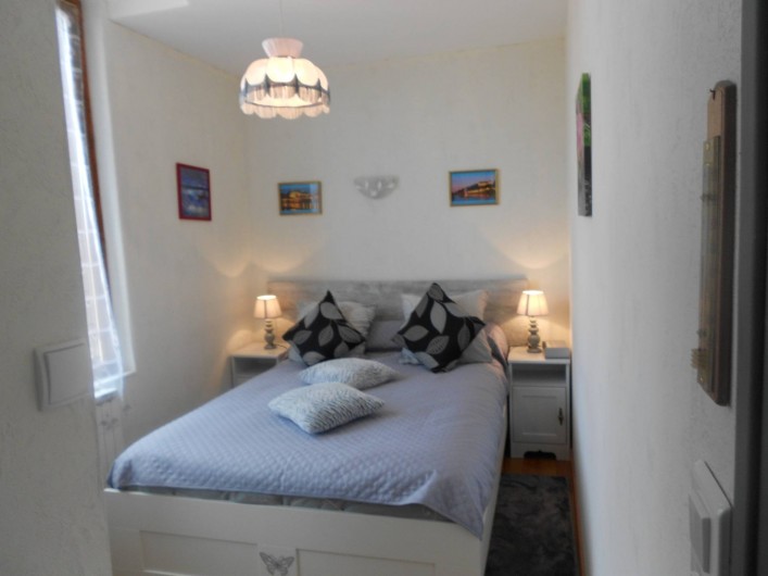 Location de vacances - Villa à Saint-Nicolas-des-Motets - chambres et lit avec doche et toilette