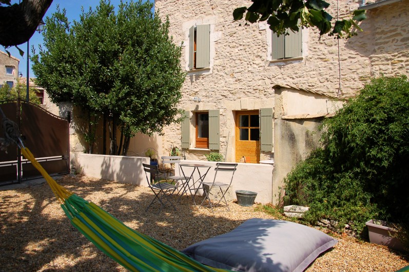Location de vacances - Chambre d'hôtes à Saint-Laurent-des-Arbres - Vue extérieure du gîte