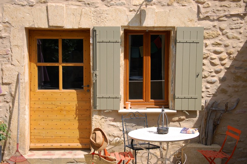 Location de vacances - Chambre d'hôtes à Saint-Laurent-des-Arbres - Entrée du gîte