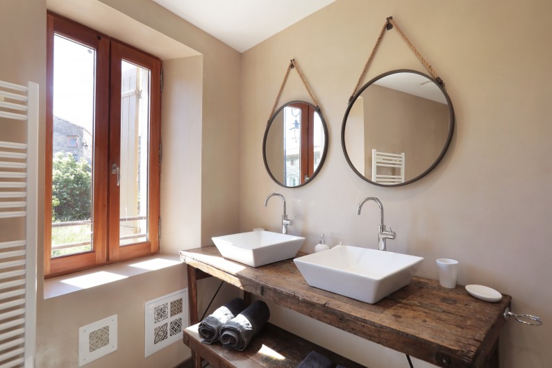 Location de vacances - Chambre d'hôtes à Saint-Laurent-des-Arbres - Salle de bain 1 du gîte