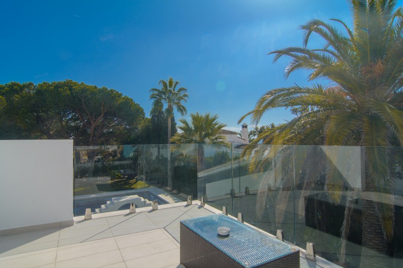 Location de vacances - Chalet à Marbella - Terrasse à l'étage avec vue sur le jardin, la piscine, la mer