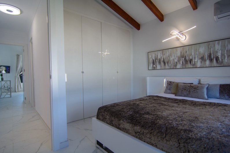 Location de vacances - Chalet à Marbella - Chambre d'amis avec lit double (160x200cm) et accès à la salle de bain
