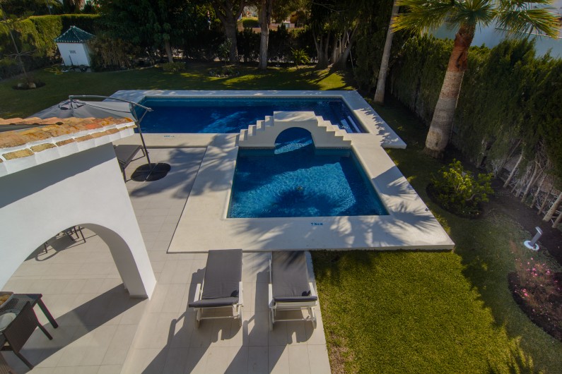 Location de vacances - Chalet à Marbella - Petite terrasse au premier étage avec vue sur la piscine et table basse