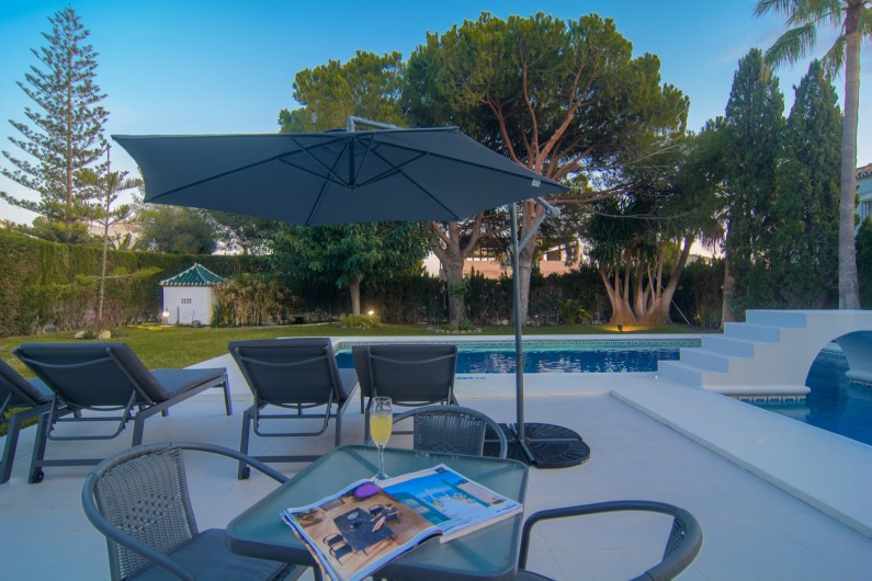 Location de vacances - Chalet à Marbella - Villa élégante avec terrasses, piscine, chaises longues et parasol