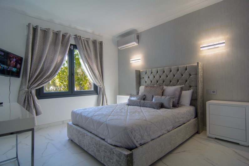 Location de vacances - Chalet à Marbella - Chambre d'amis avec un lit double (160x200cm), climatisation, TV, armoires.