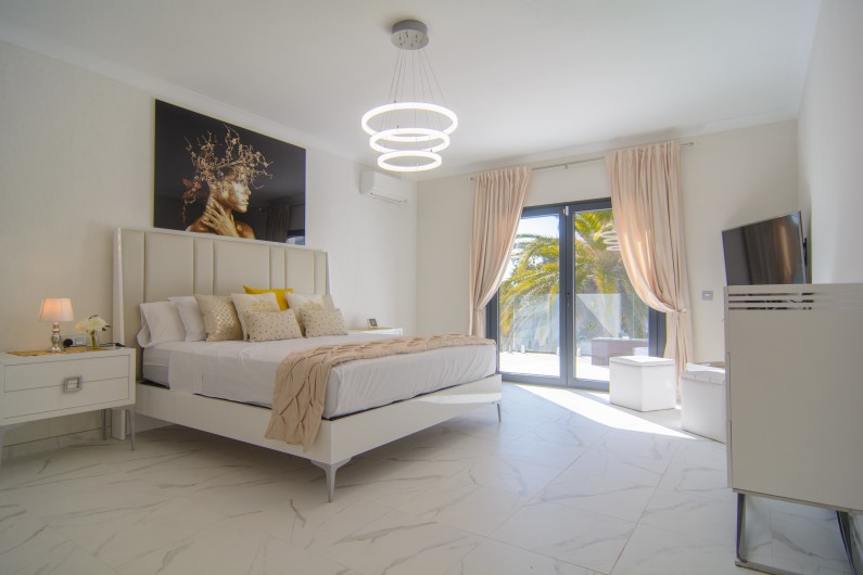 Location de vacances - Chalet à Marbella - Chambre principale avec lit double, accès à la terrasse à l'étage