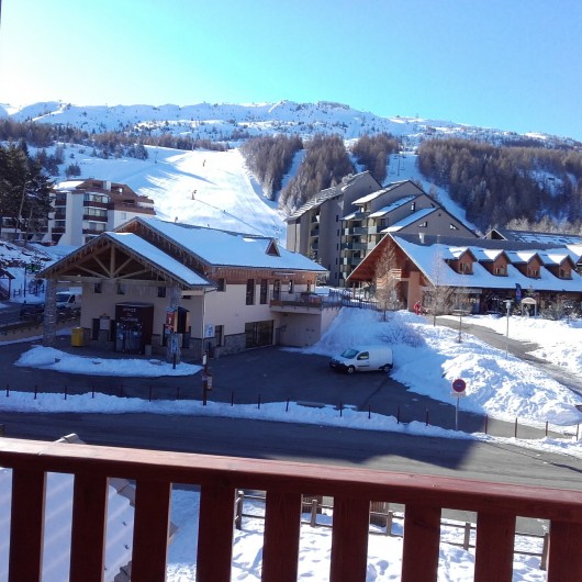 Location de vacances - Appartement à La Joue du Loup - Vue du balcon l'hiver, en face les pistes de ski